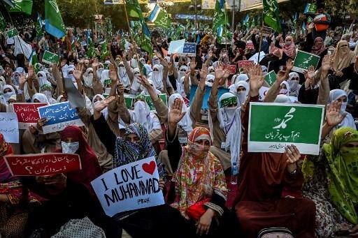 Fiéis muçulmanos tomaram as ruas de várias cidades da Ásia em resposta aos comentários