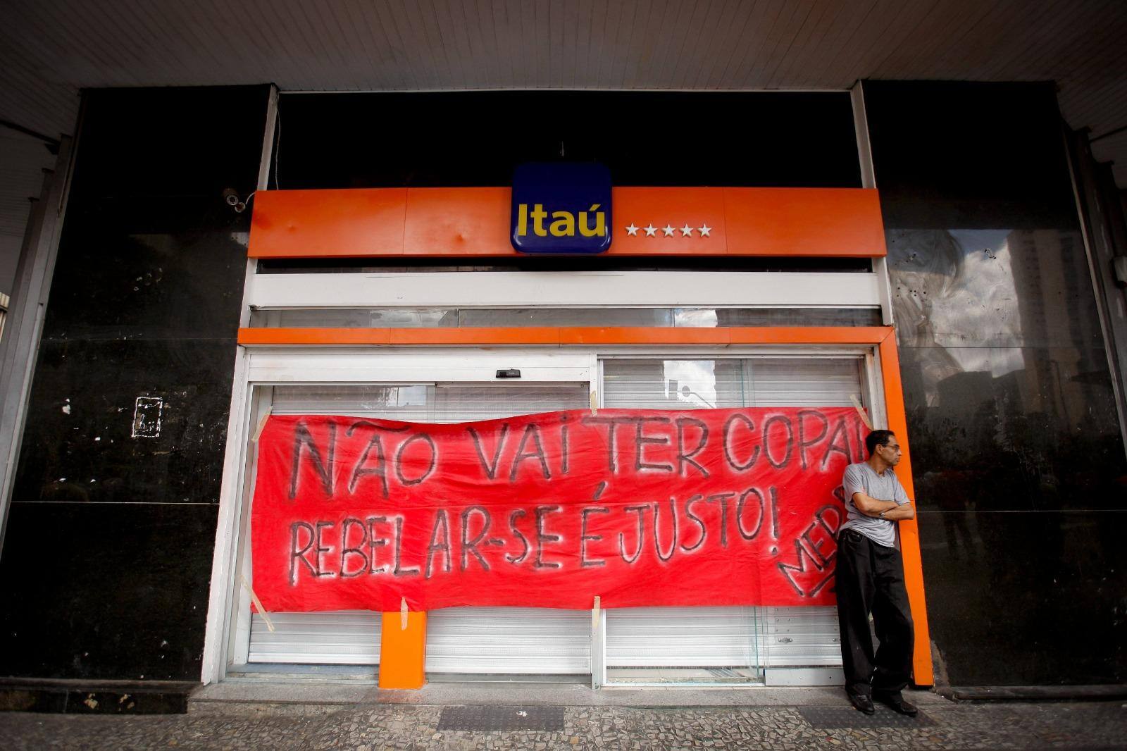 "Não vai ter Copa", diz faixa pregada sobre porta de banco durante protestos de junho de 2013