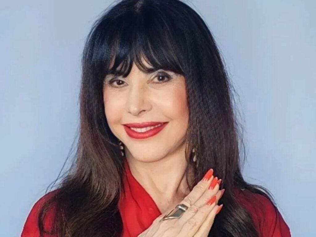 A atriz Claudia Alencar voltou a ser internada após apresentar um quadro de trombose nas pernas