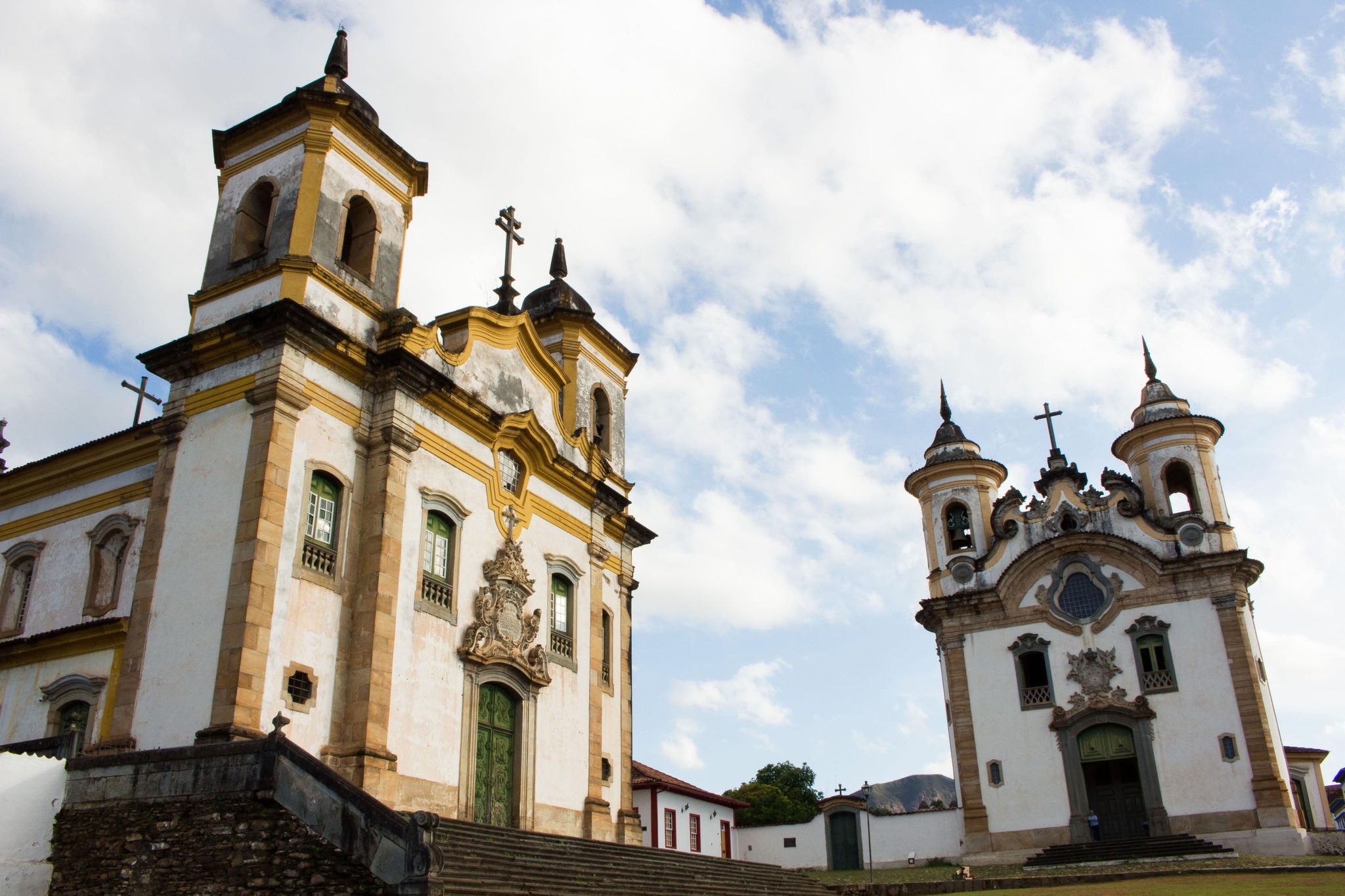 Foto mostra igrejas de Mariana, uma das 853 cidades de Minas Gerais
