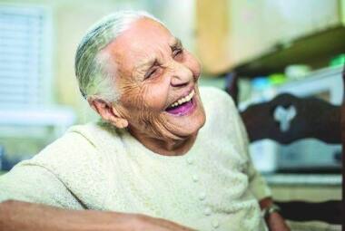 Maria Igina de Souza, 104 anos: “Remédios de folhas”, água com limão e muita alegria de viver