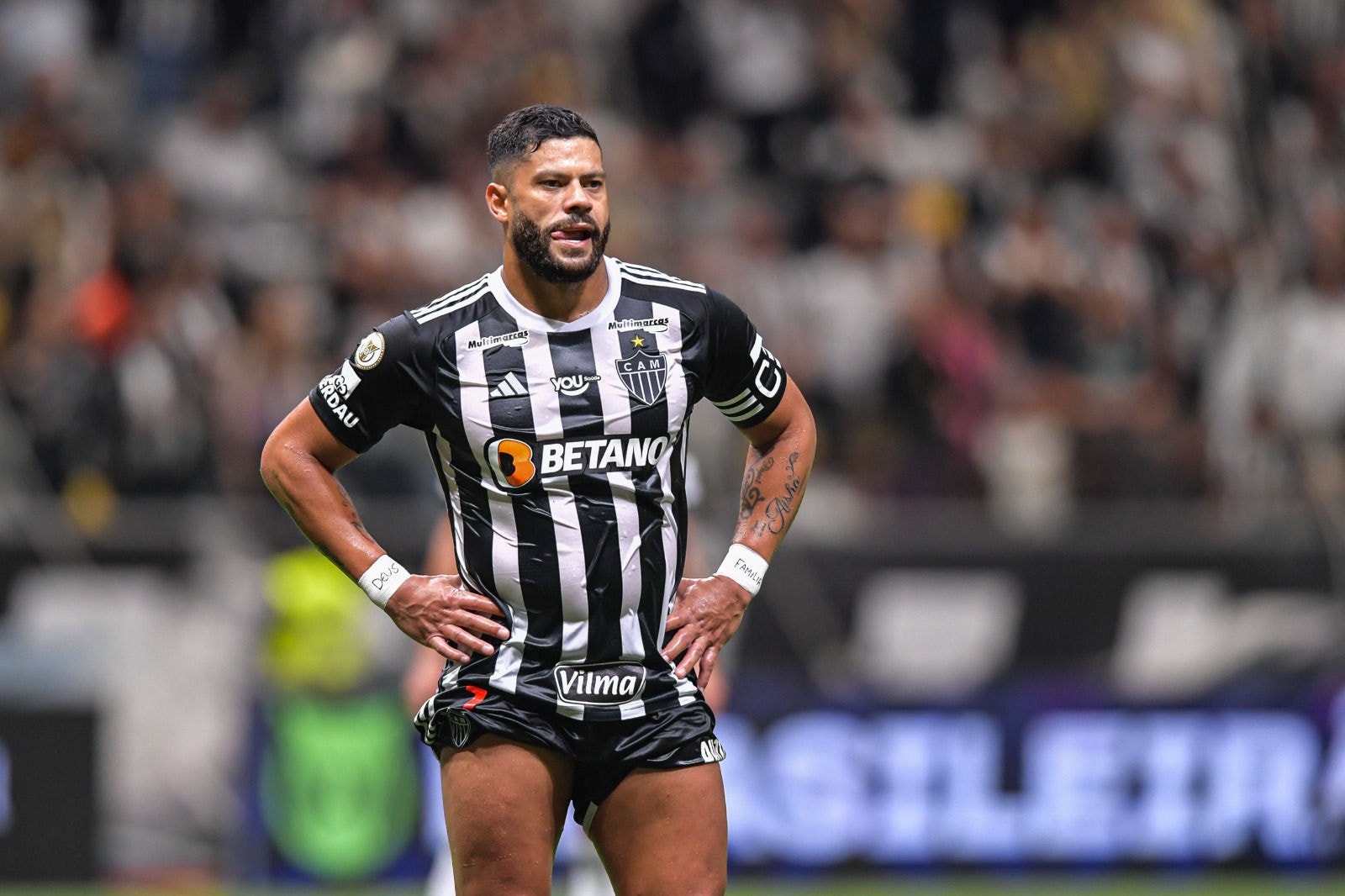 Hulk fez os dois gols do Atlético na derrota por 4 a 2 para o Flamengo