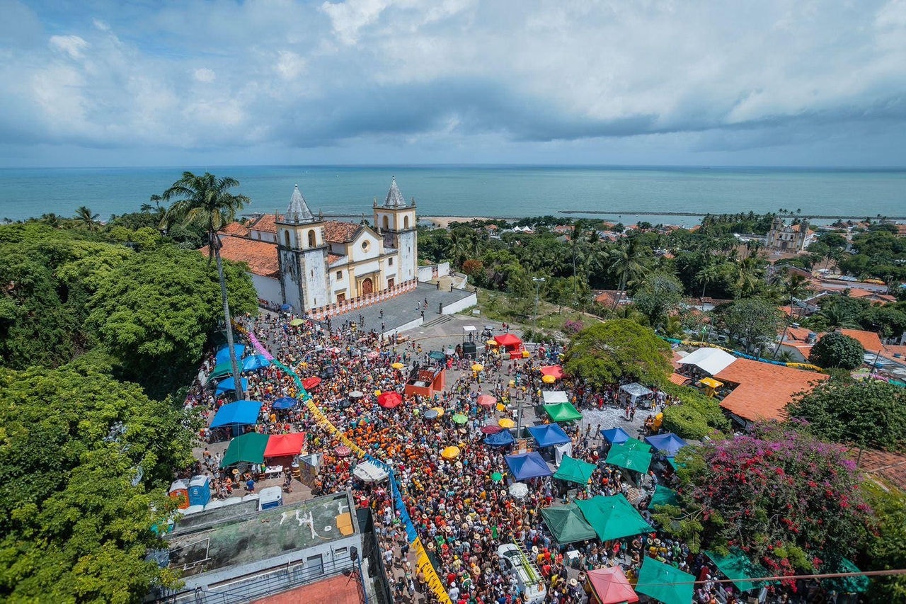 Ruas da histórica Olinda se enchem durante o Carnaval