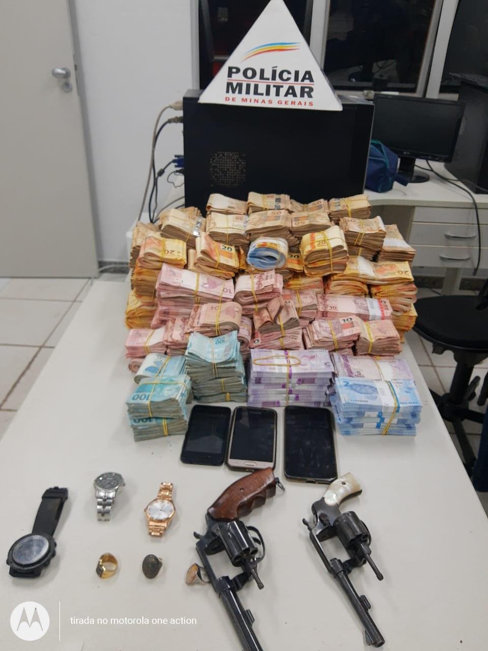 Parte do dinheiro roubado foi recuperado pela polícia
