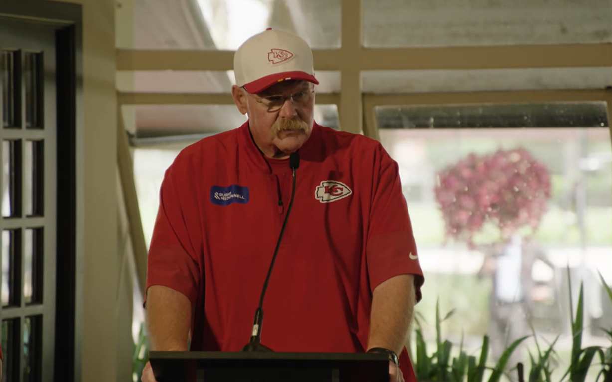 Técico do Kansas City Chiefs, Andy Reid concede entrevista coletiva antes de partida da NFL no Brasil (Foto: Reprodução)