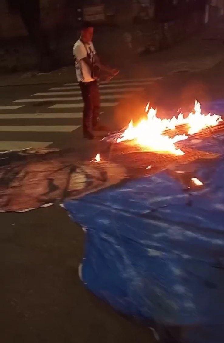Torcedores do Cruzeiro queimam bandeira com a imagem de Ronaldo