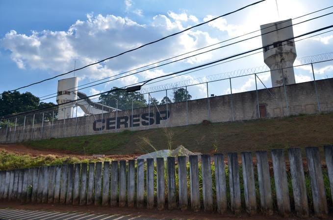 Na foto, a fachada do presídio com  muro alto e a descrição com o nome da casa de detenção