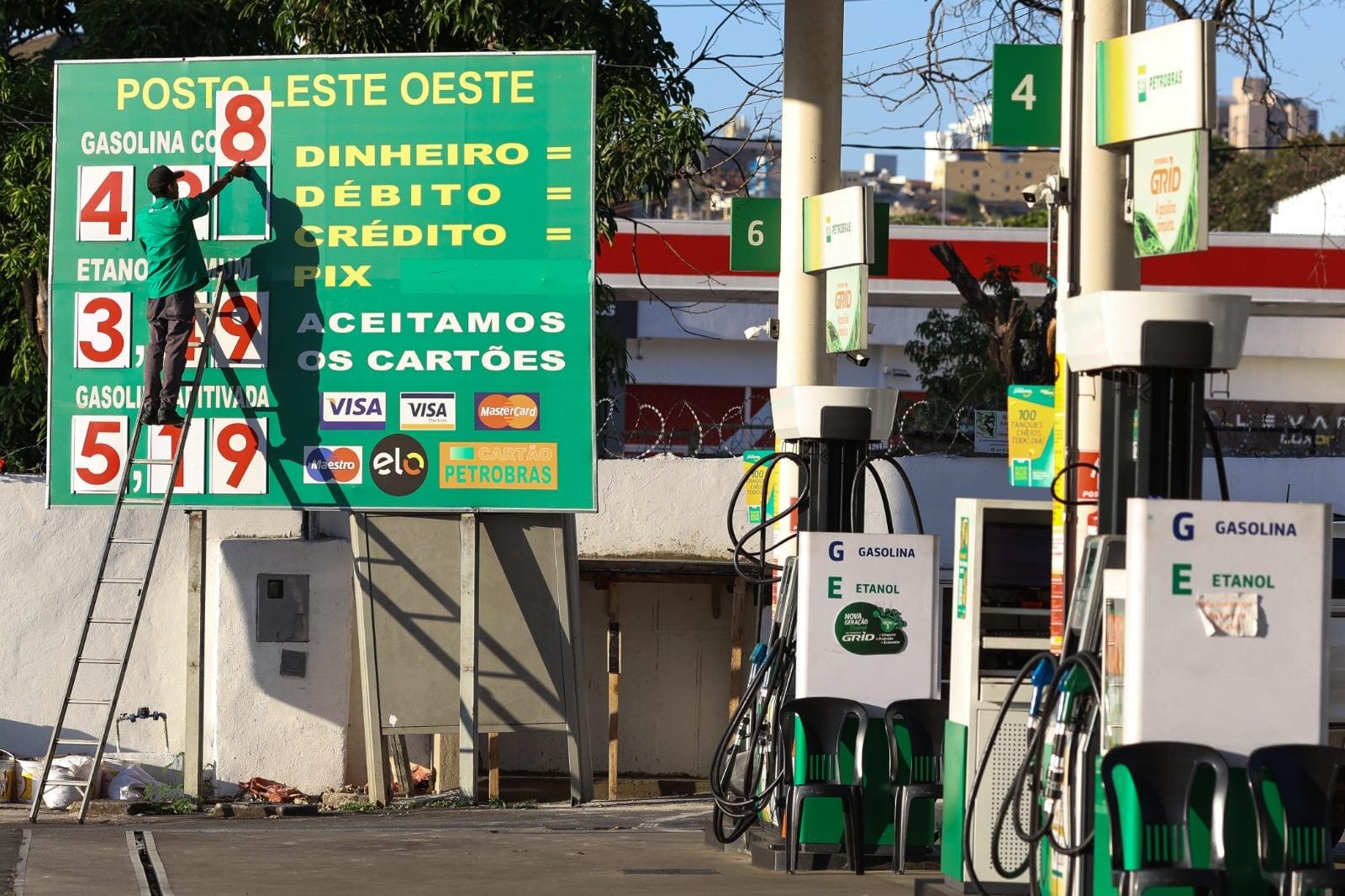 Consumidor encontra gasolina abaixo de R$ 5 em alguns postos de BH deste terça-feira (16/05)