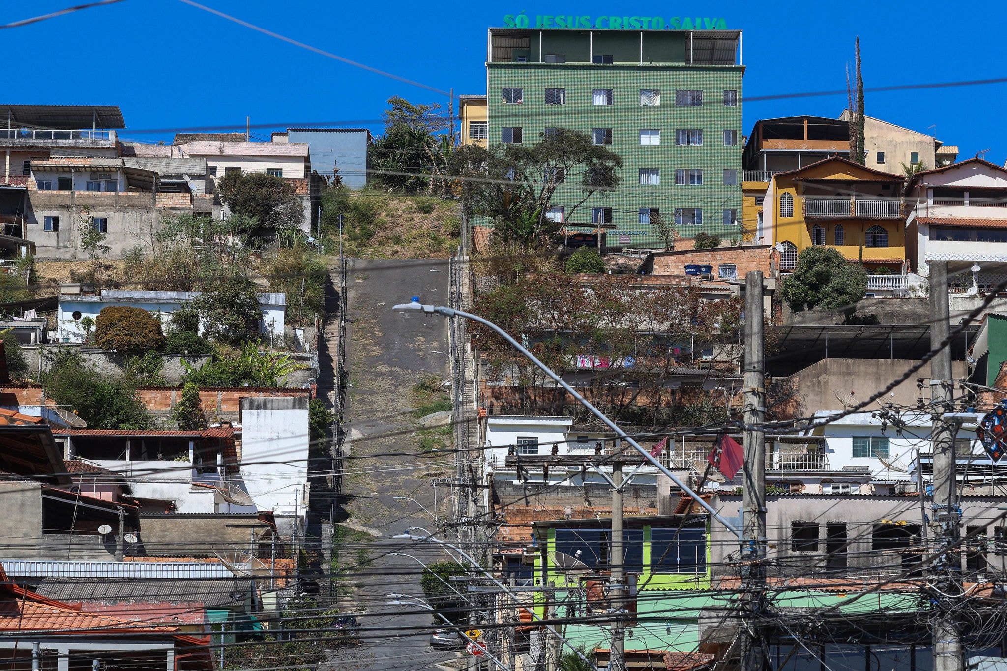 A rua Joaquim Ramos, no bairro Paraíso, se assemelha a um paredão, conforme moradores