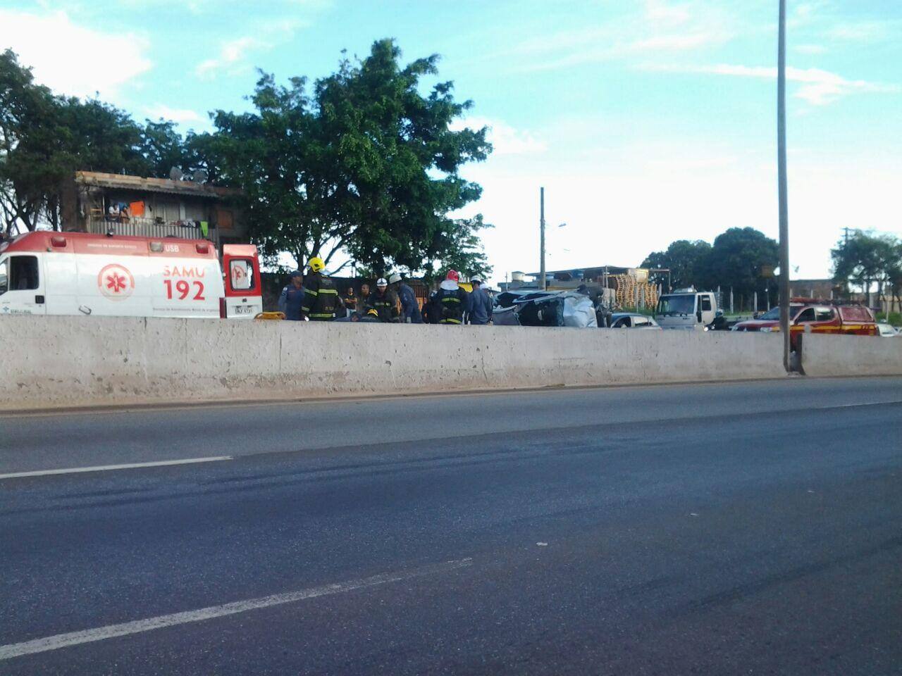 Carro capota no Anel Rodoviário e uma pessoa fica presa às ferragens