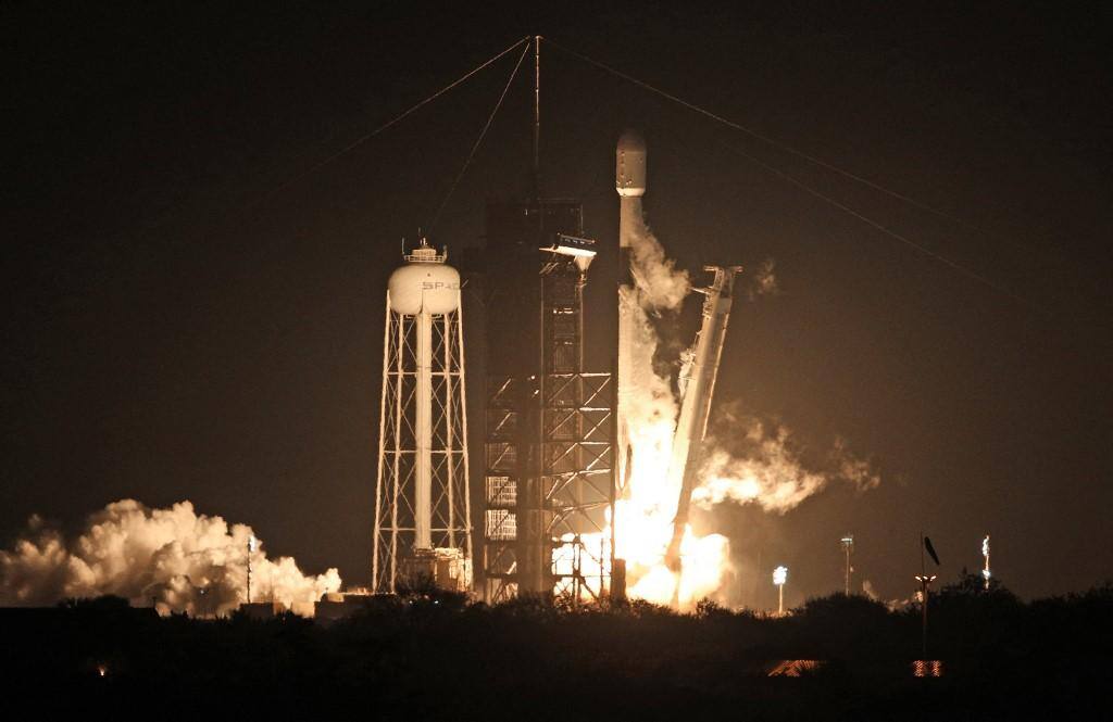 Foguete SpaceX Falcon 9 decola da plataforma de lançamento LC-39A no Centro Espacial Kennedy