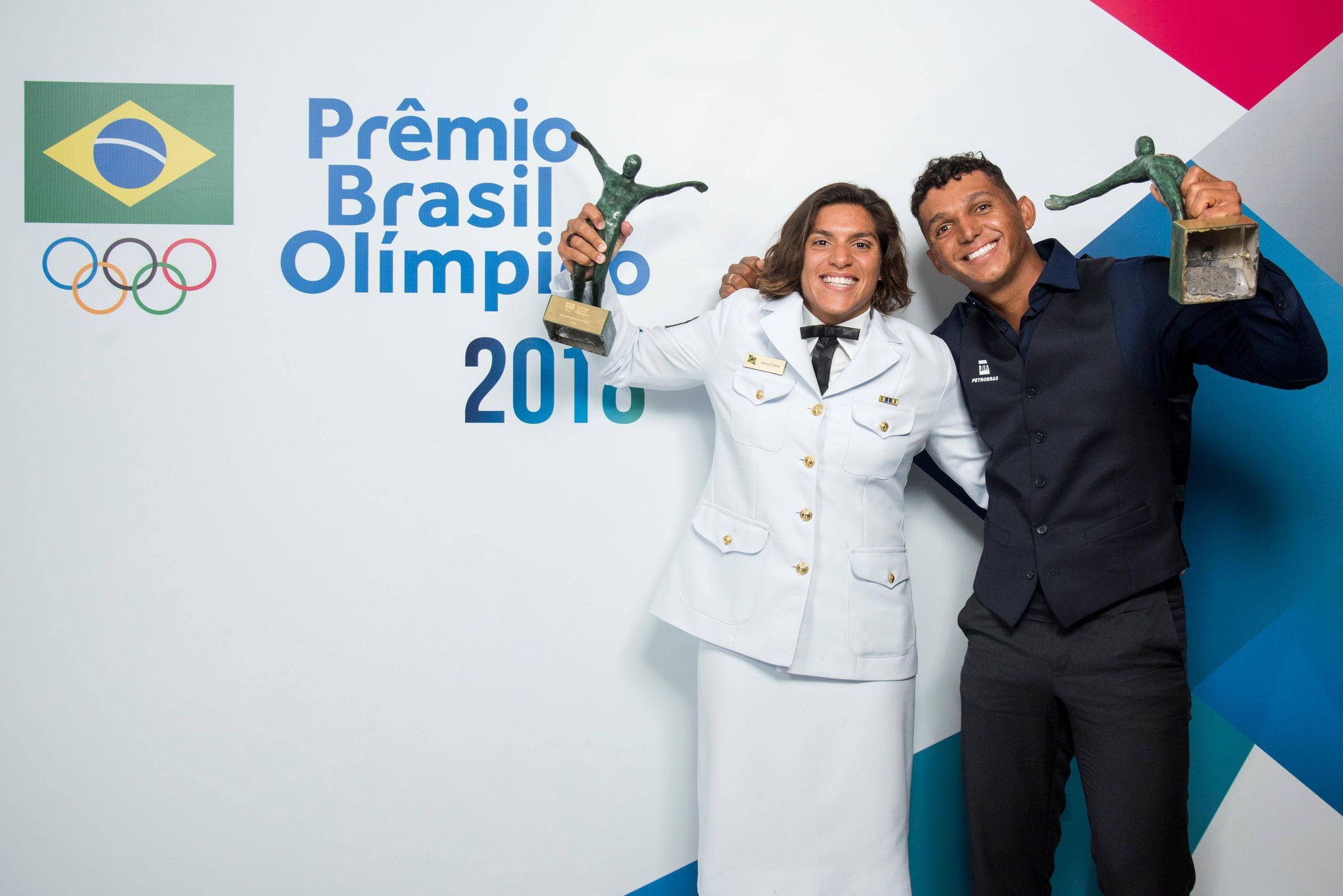 Isaquias e Ana Marcela posam com o troféu como destaques da temporada 2018