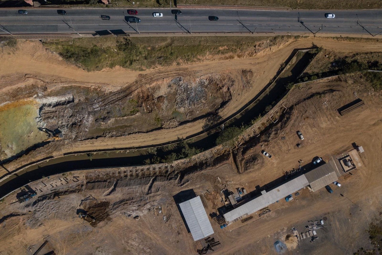 Vista do alto das obras da bacia de contenção B4 que está sendo construída na Vila Itaú