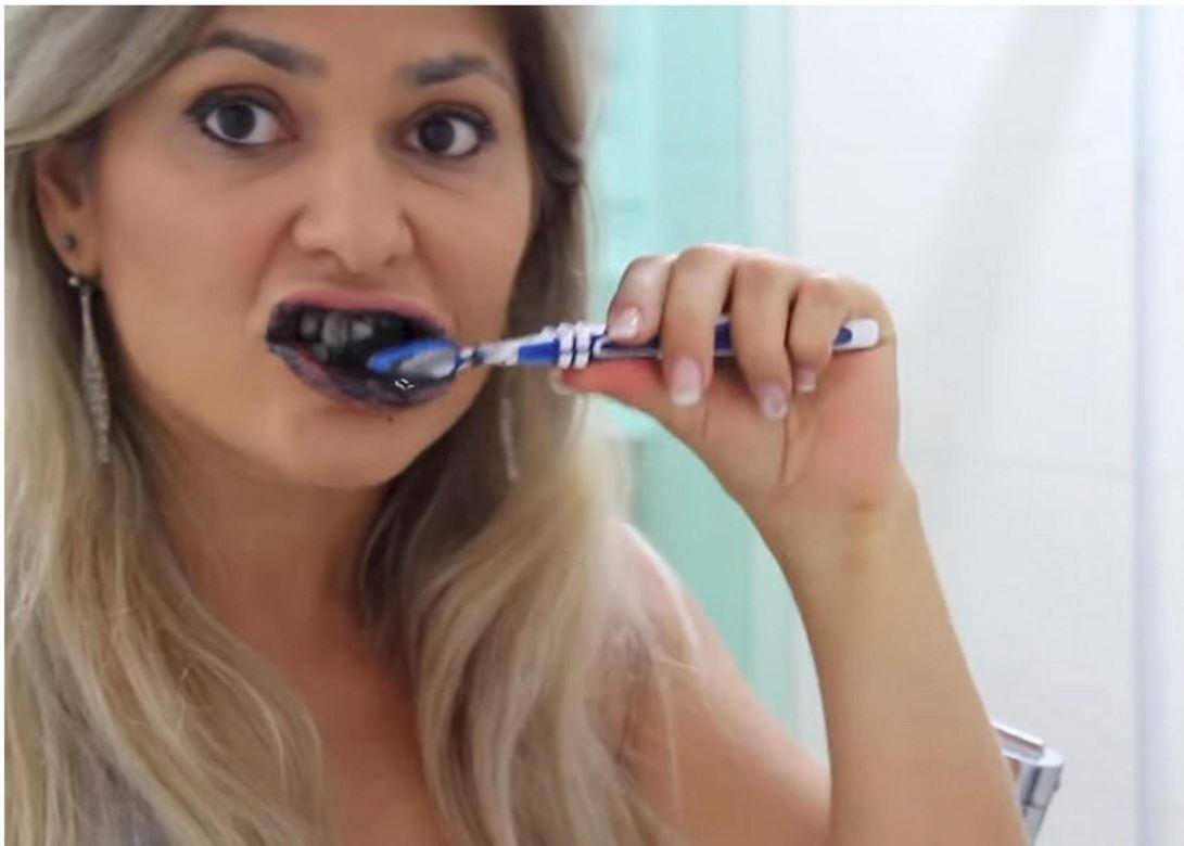 Youtuber Niini Beauty postou vídeo ensinando como clarear os dentes em cinco dias