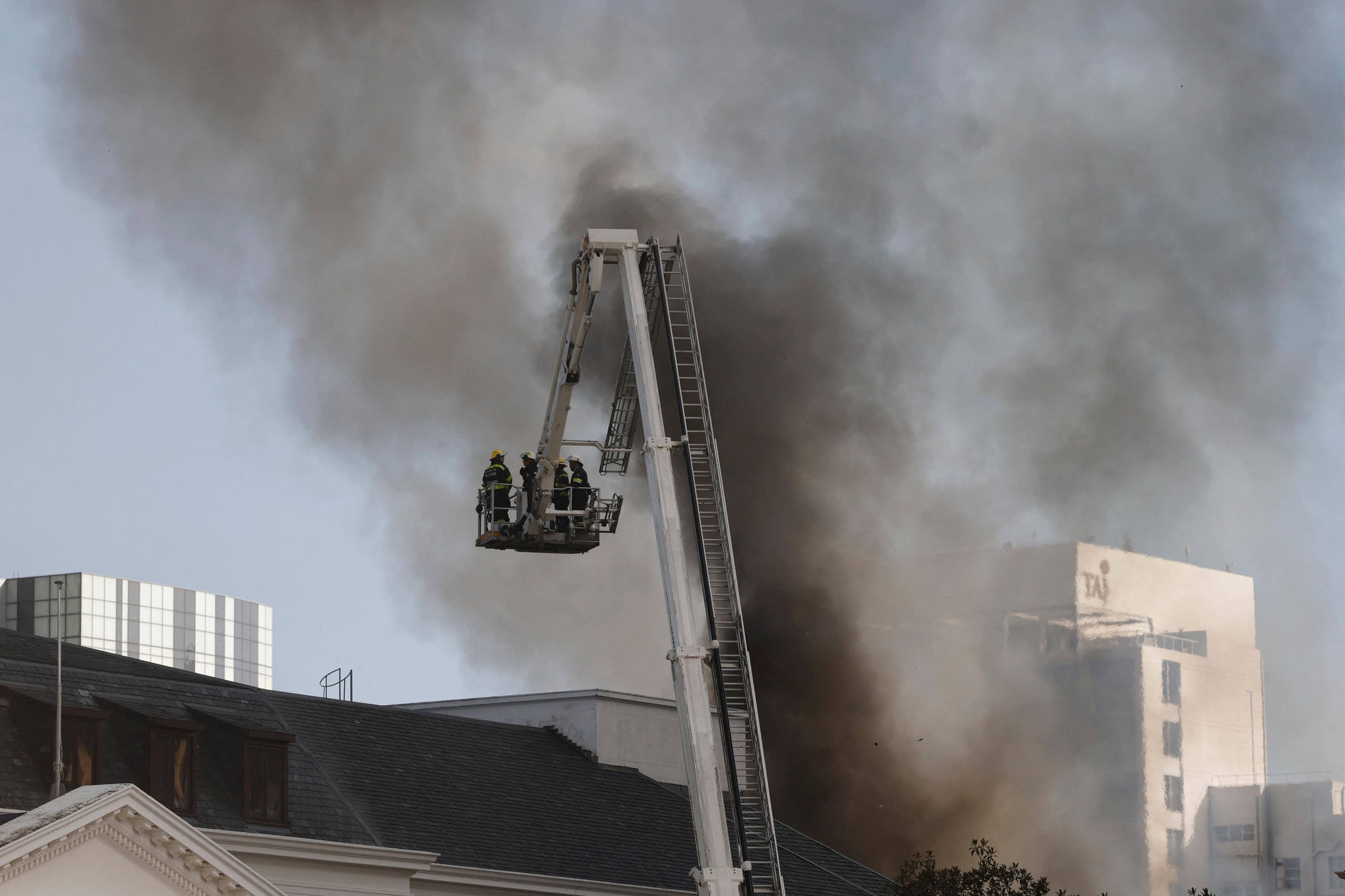Cerca de 70 bombeiros foram mobilizados contra o incêndio. Alguns tentavam, do topo de uma grua, vencer as chamas
