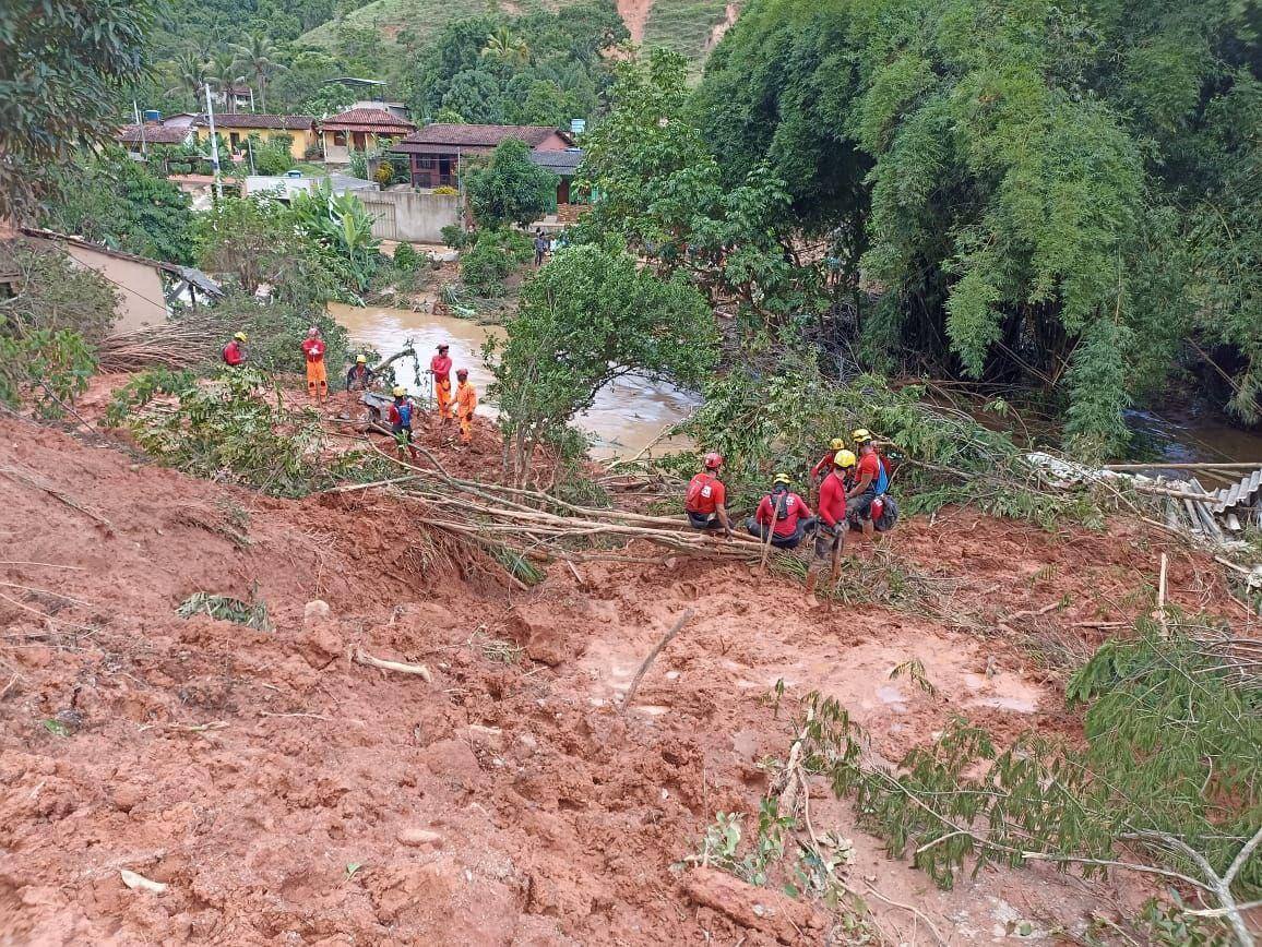 Bombeiros procuram por vítimas em Antônio Dias