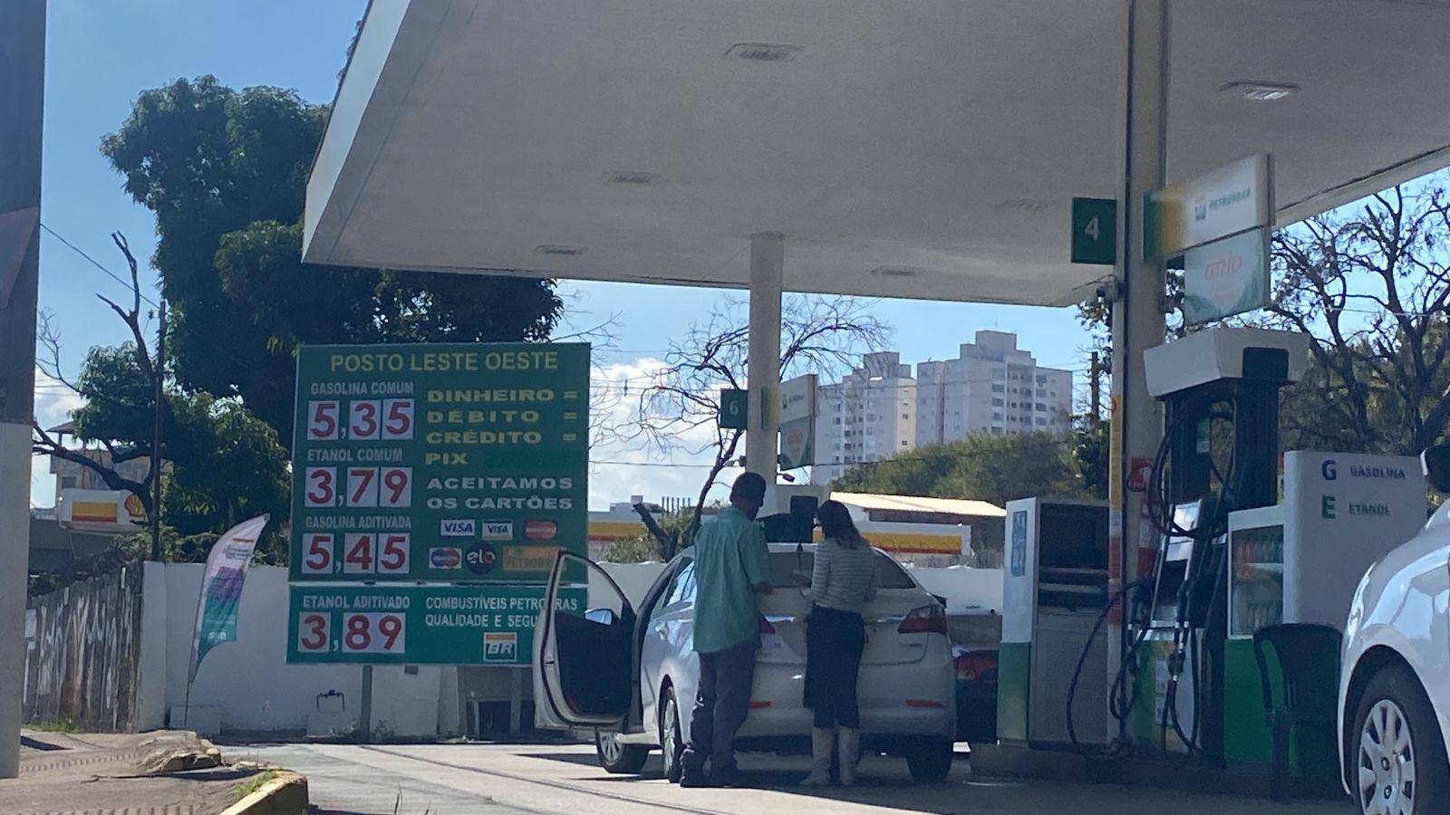 Posto de combustível na avenida Teresa Cristina reduziu preço da gasolina após corte da Petrobras