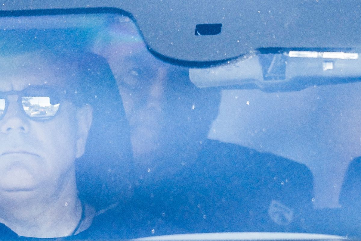  O ex-presidente Jair Bolsonaro deixa sua casa escoltado pela Polícia Federal para colocar tornozeleira eletrônica. 