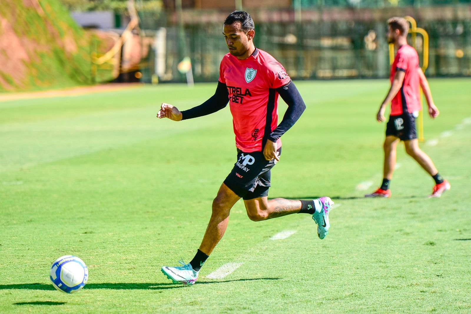 Vinícius, do América, disse que time focou nos treinamentos e enfrenta o Guarani em busca da vitória