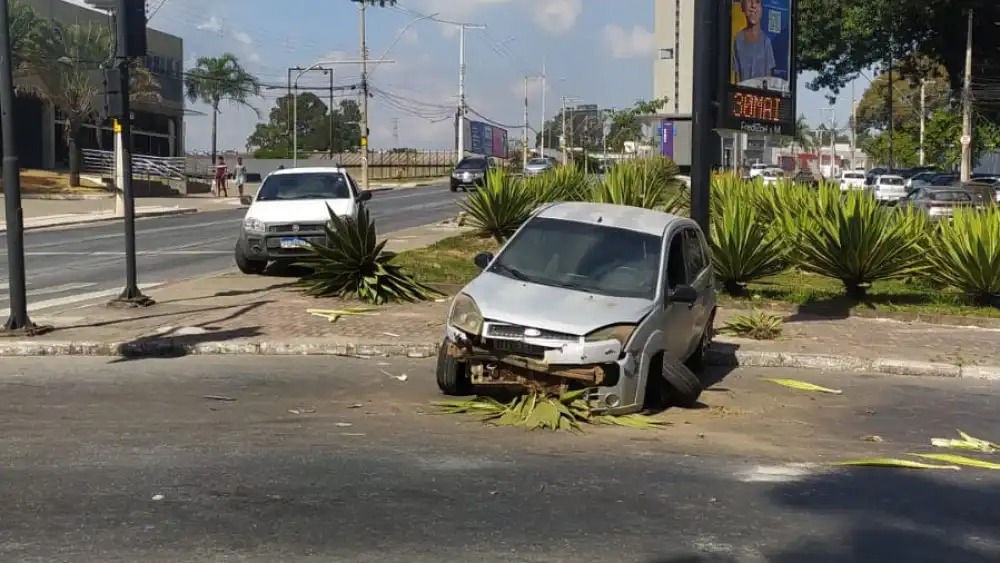 Motorista causa acidente de trânsito e bate em semáforo na avenida João César de Oliveira, em Contagem 