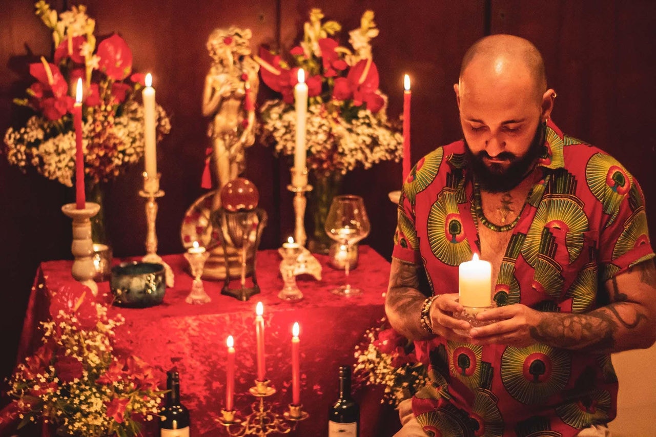Júlio Archanjo, durante um ritual da primavera, celebrando a deusa Afrodite