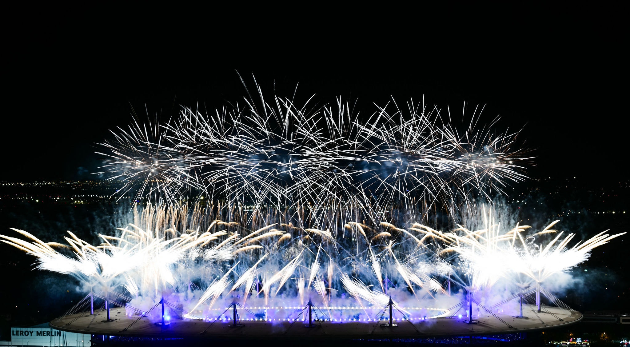 Fogos de artifício iluminam o céu durante a cerimônia de encerramento dos Jogos Olímpicos Paris 2024, no Stade de France, em Saint-Denis