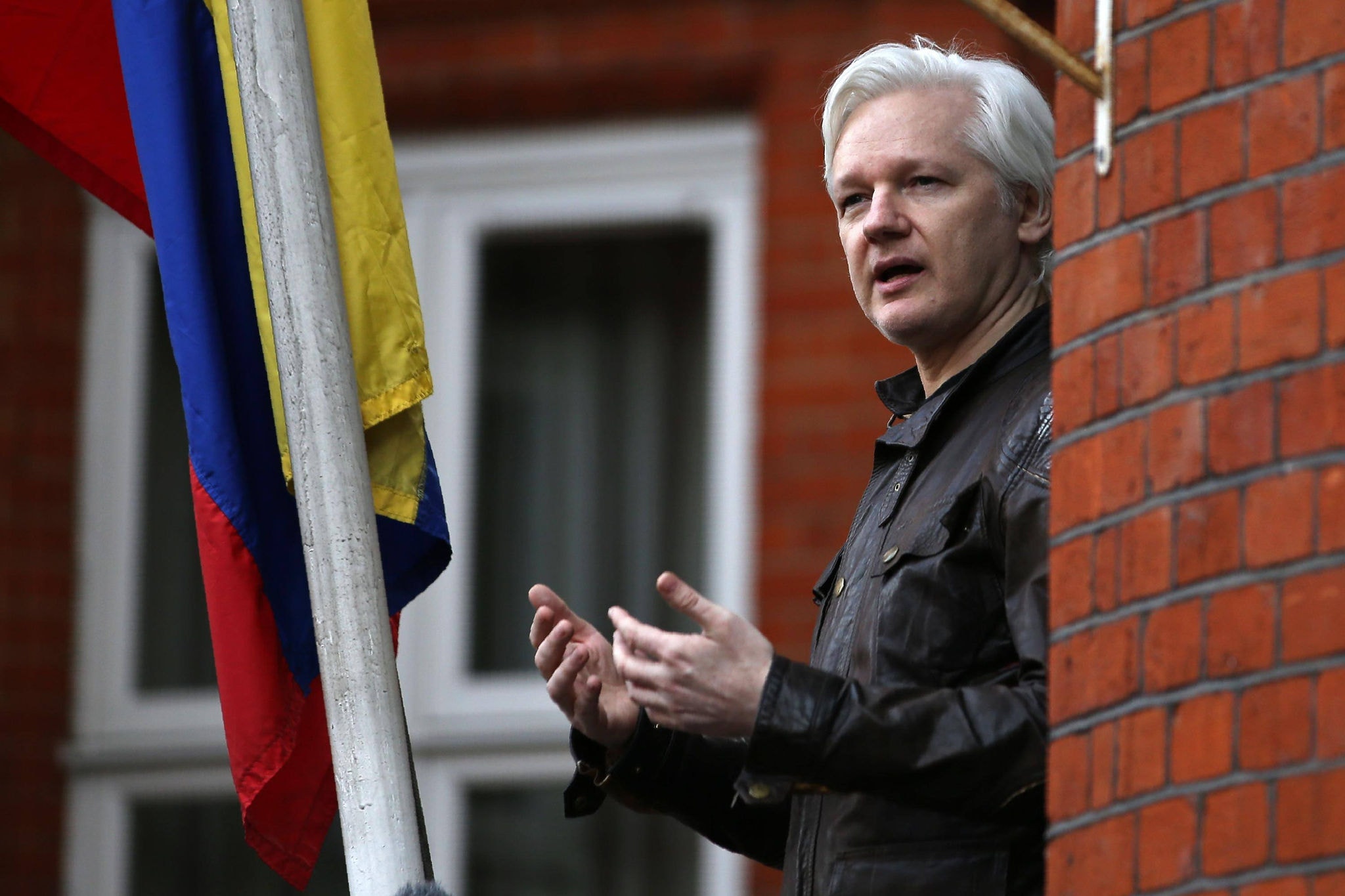 Julian Assange estava asilado na embaixada do Equador em Londres