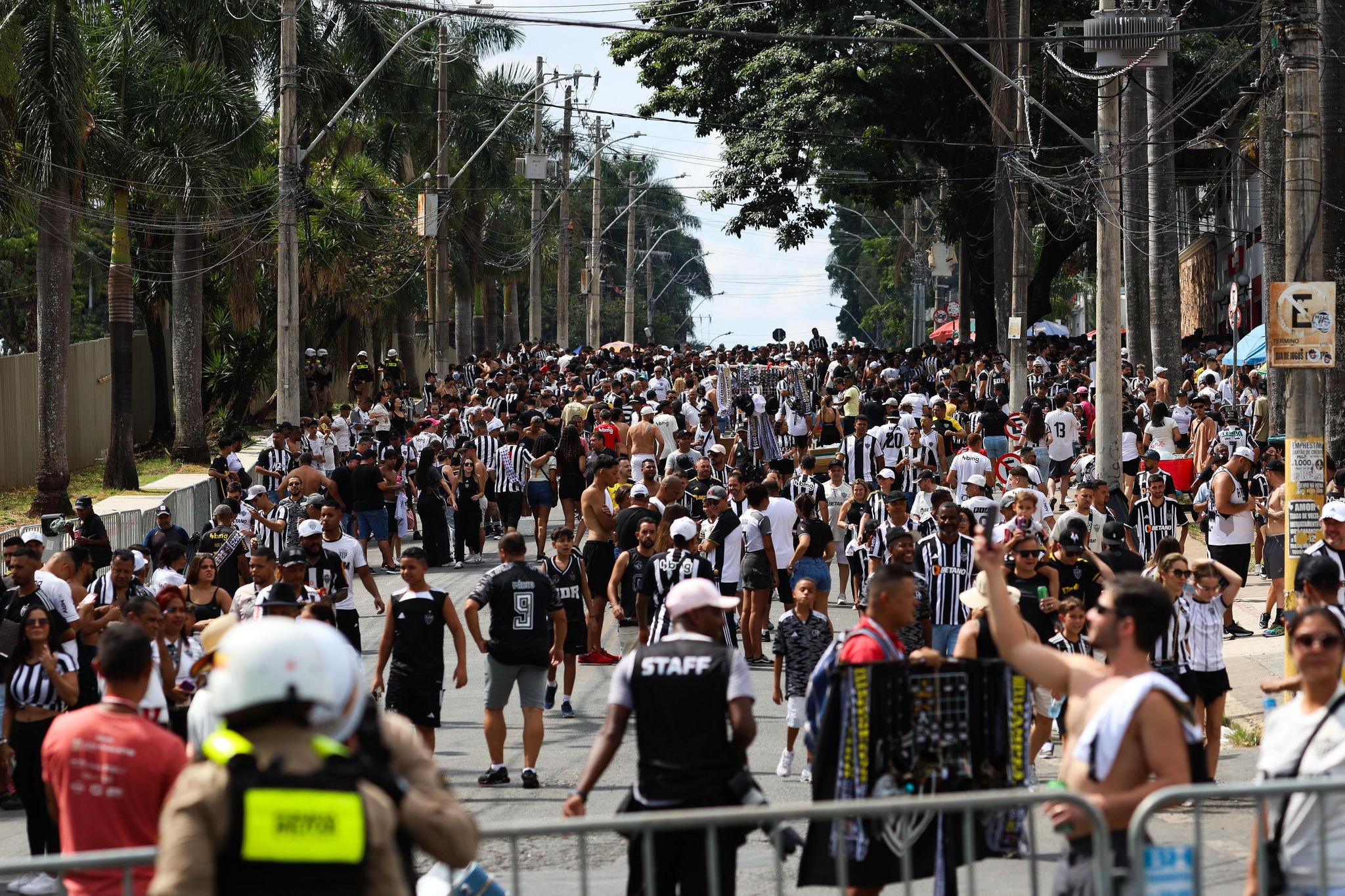 Atleticanos começam a tomar as redondezas do Mineirão antes da final com o América
