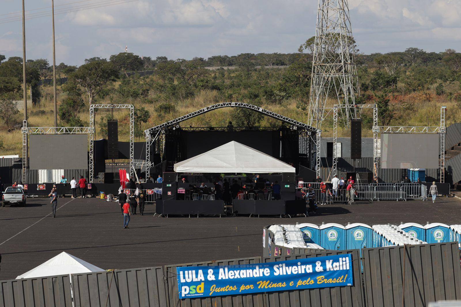 Placas, cartazes e outdoors com as fotos de Lula, Kalil e Silveira foram espalhadas por Uberlândia