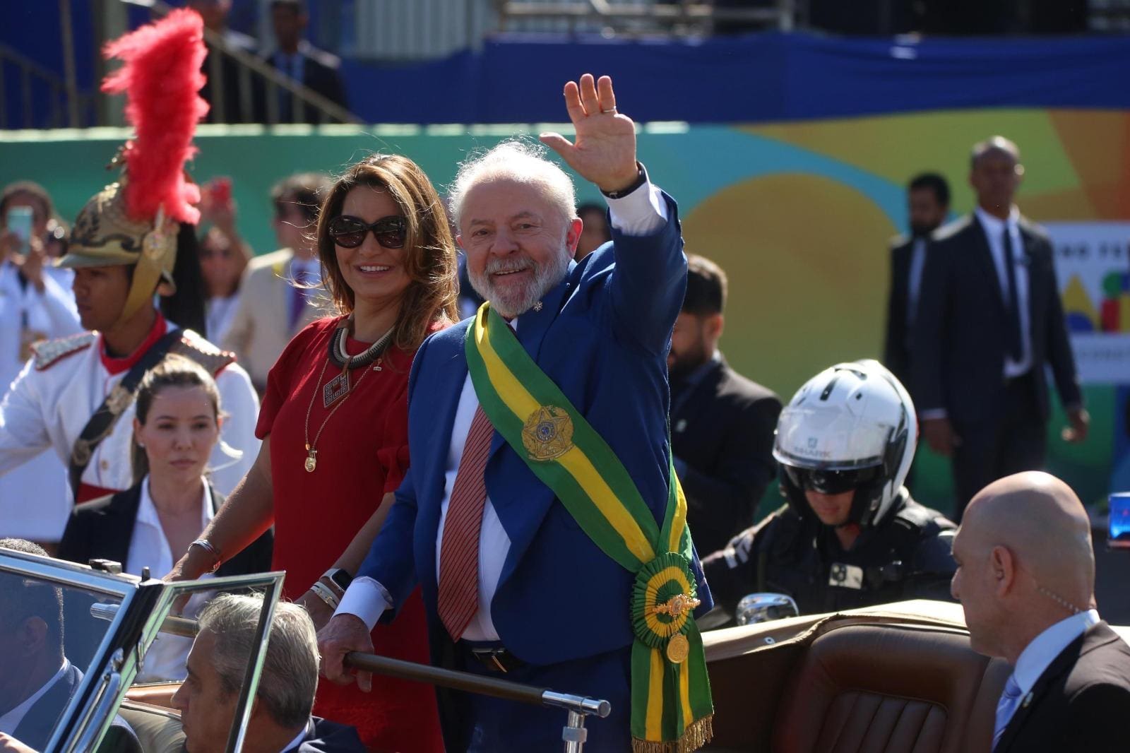 Lula e Janja chegam ao desfile do 7 de Setembro no tradicional Rolls Royce, carro oficial da Presidência da República