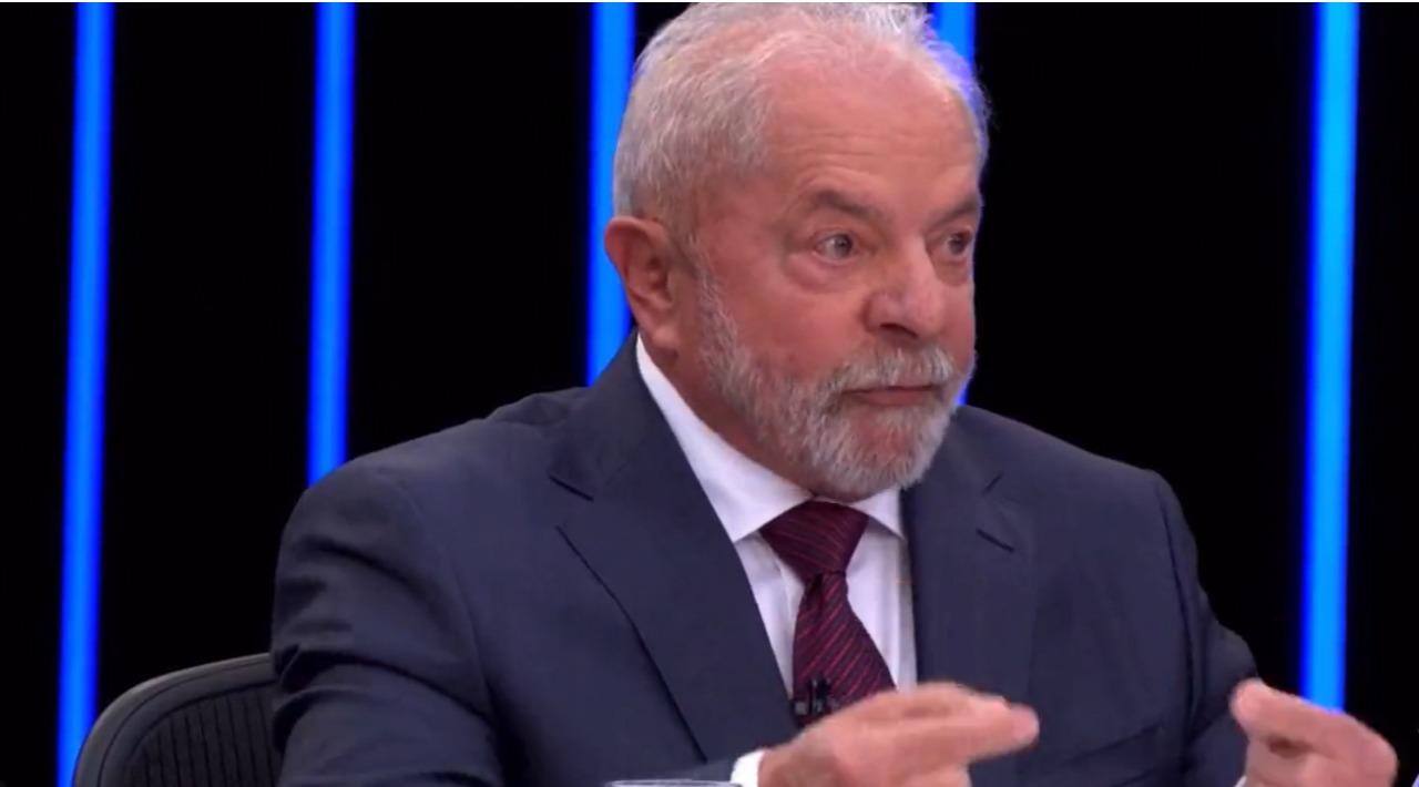 Ex-presidente Lula (PT) criticou sigilos impostos pelo governo Jair Bolsonaro (PL) em sabatina no Jornal Nacional