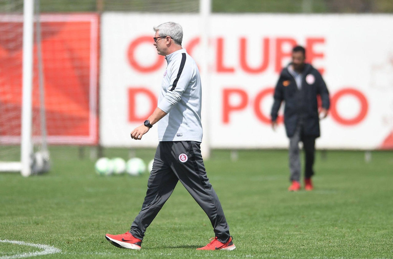 Odair Hellmann ficou quase dois anos no comando do Colorado, mas caiu após maus resultados