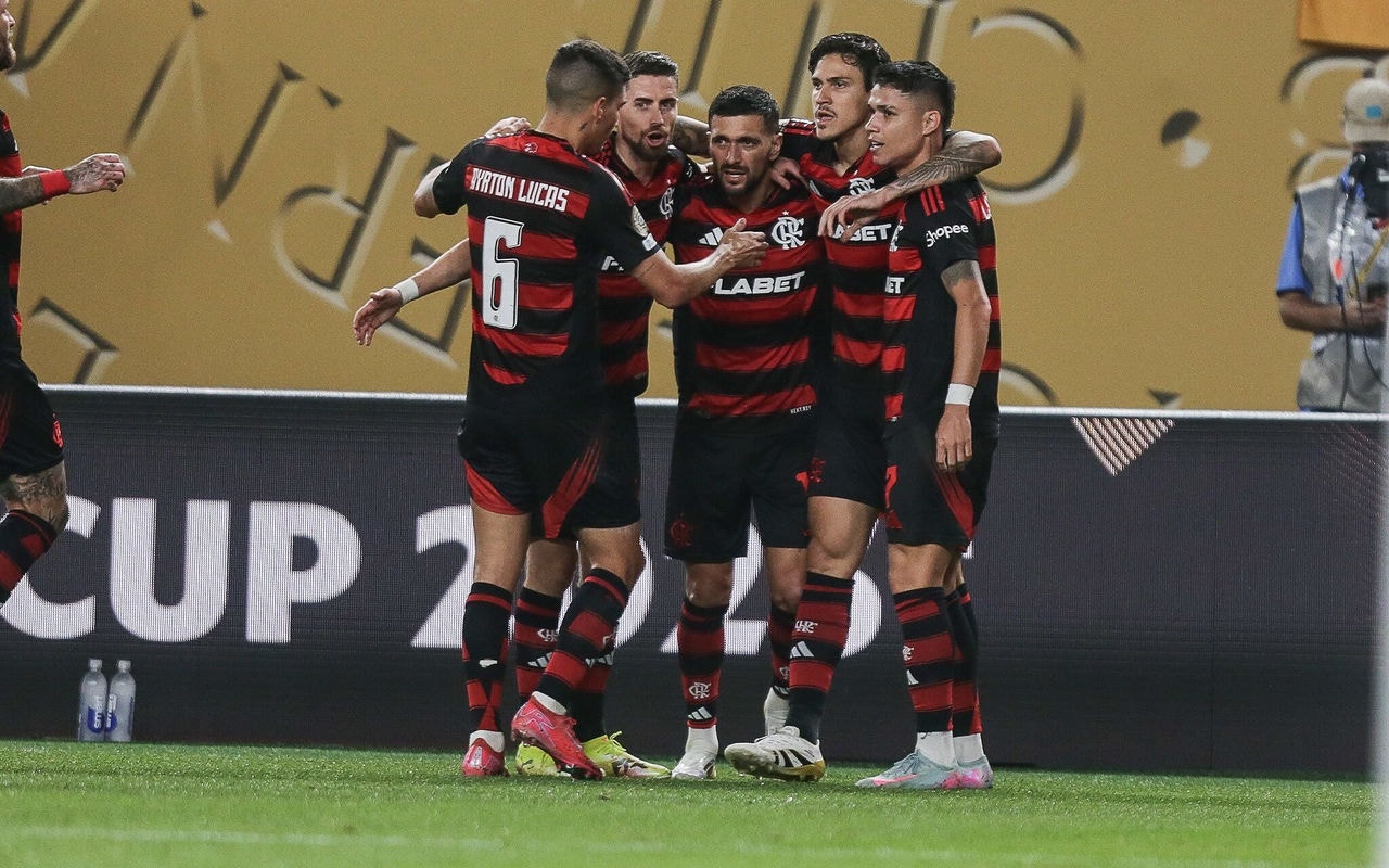 Arrascaeta comemora com os companheiros o primeiro gol do Flamengo
