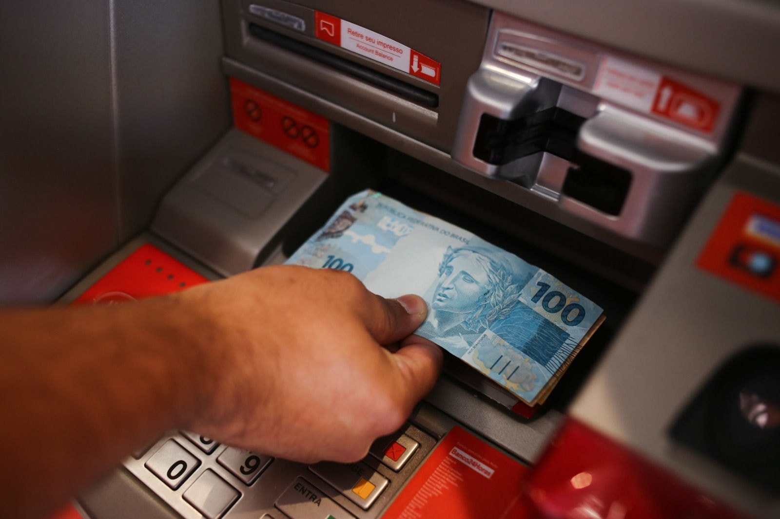 Indicadores econômicos sociais, como emprego e renda, melhoraram 