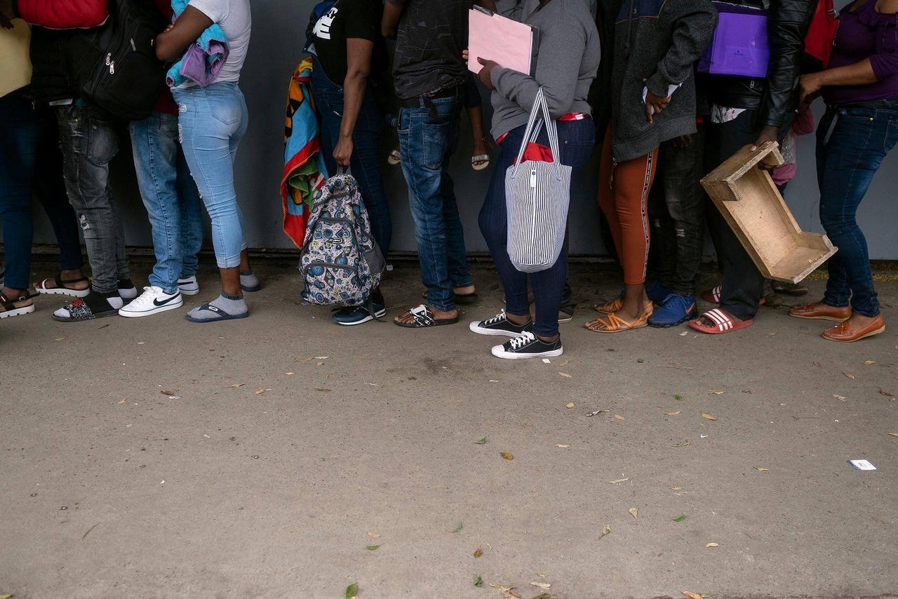 Migrantes haitianos fazem fila para se registrar na Comissão Nacional para Refugiados (Comar) em Tijuana, estado de Baja California