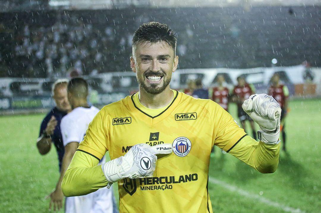Goleiro Elias é contratado pelo América