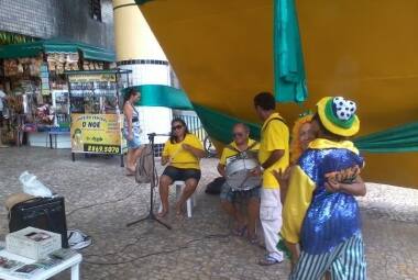 Banda que conta com irmãos deficientes visuais tenta diminuir o prejuízo em frente ao Mercado Central de Fortaleza