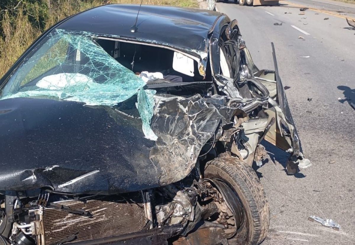 Acidente entre carro e caminhão na MG-050, em Divinópolis 