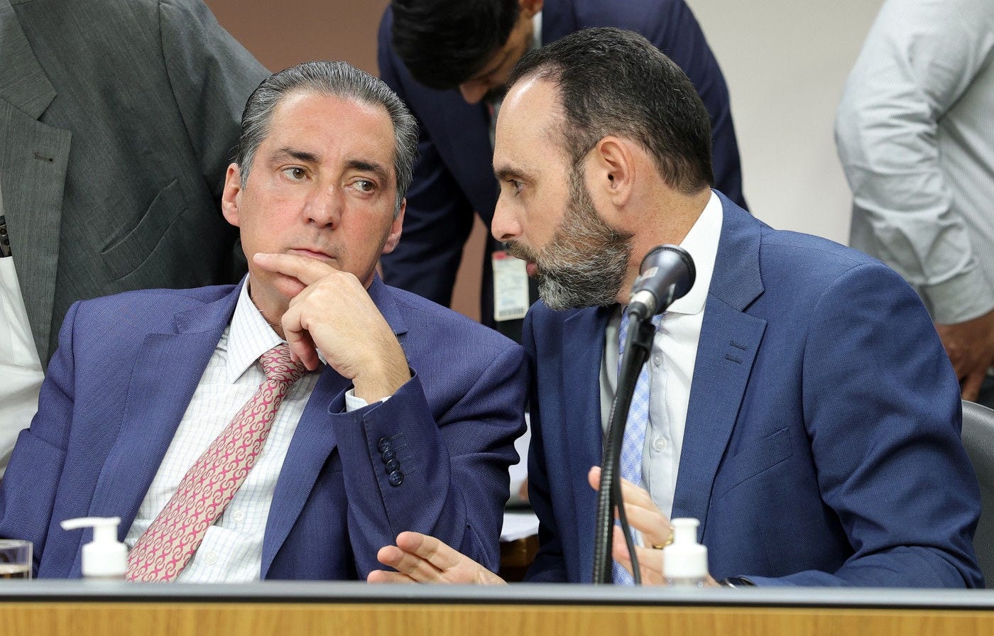 A PEC para pôr fim ao referendo já provocou uma troca de acusações públicas entre o líder do governo Romeu Zema (Novo), João Magalhães (MDB, à esq.), e o líder da oposição, Ulysses Gomes (PT, à dir.)