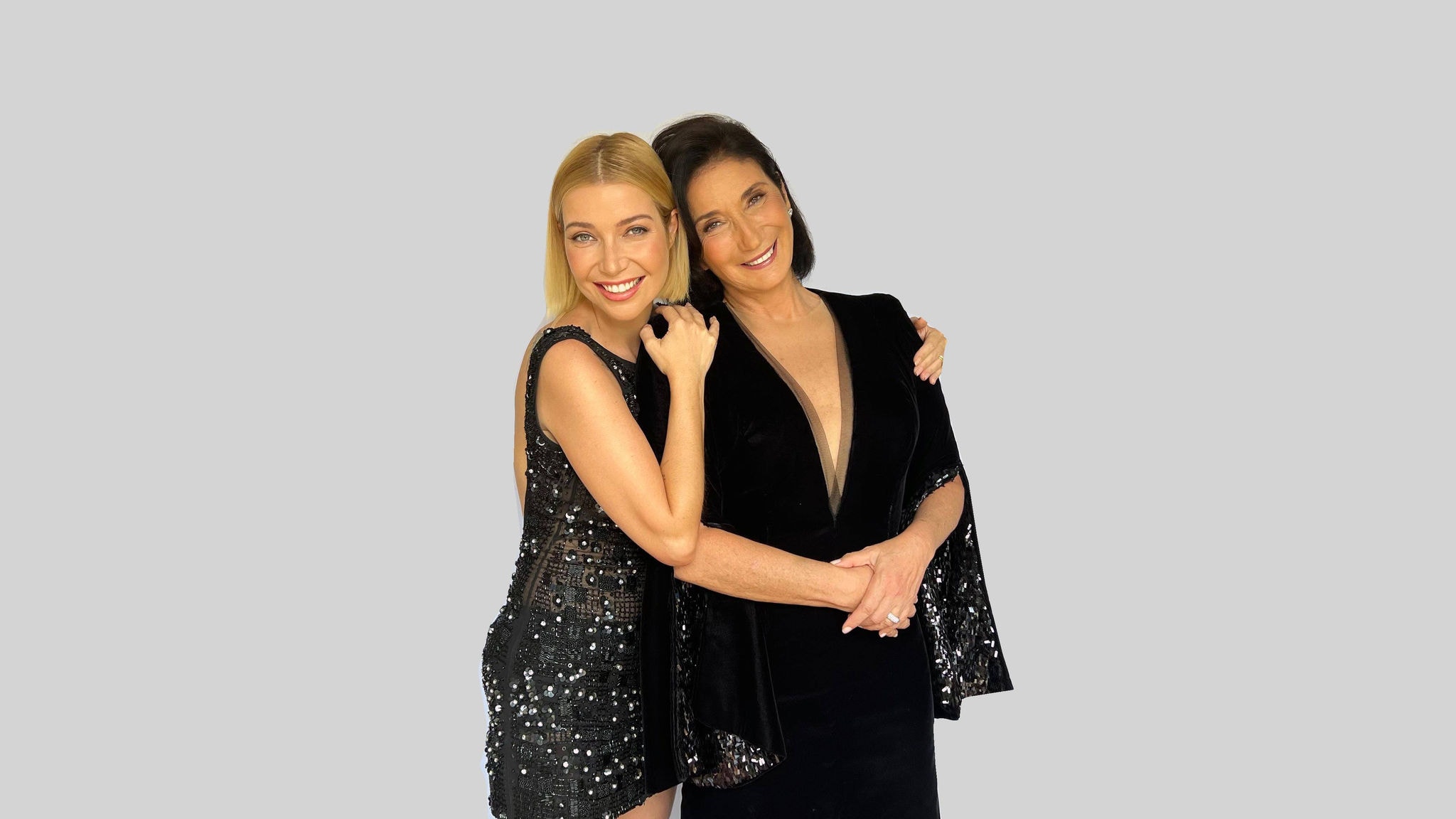 Zizi e Luiza Possi sobem juntas ao palco com “O Show” e apresentam sucessos de Chico Buarque, Milton Nascimento, Gilberto Gil e Caetano Veloso