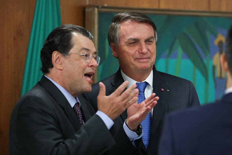 O presidente Jair Bolsonaro gravou vídeos em tom de campanha com senadores como Eduardo Braga (AM)
