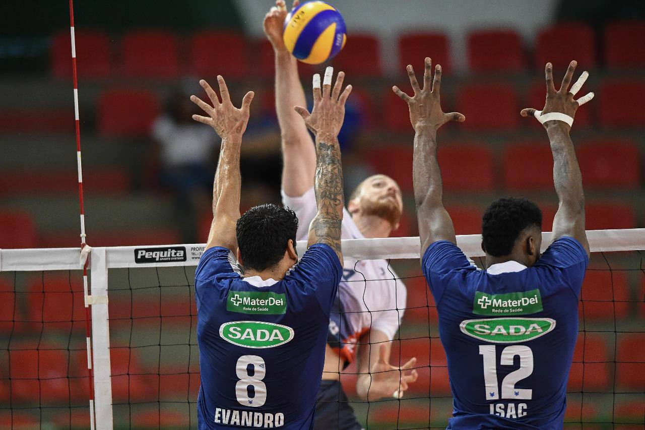 Triunfo de 3 a 0 (25/22, 25/23 e 25/19) mantém o Sada Cruzeiro na liderança isolada