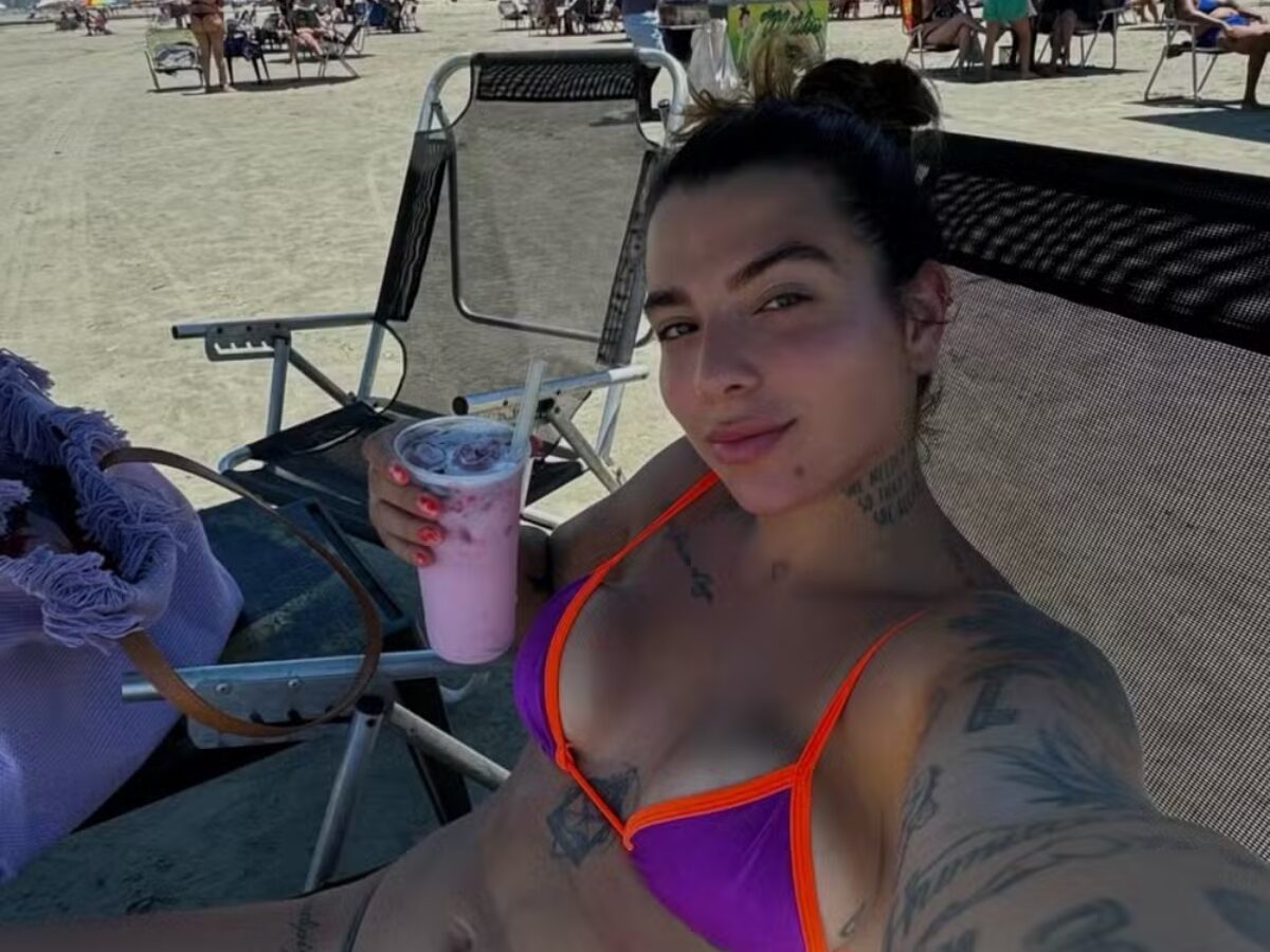 De fio-dental e topless, Petra Mattar renova bronzeado em praia