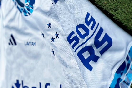 Jogadores estão usando camisa com a mensagem 'SOS RS' em partida disputada na tarde deste domingo (12)