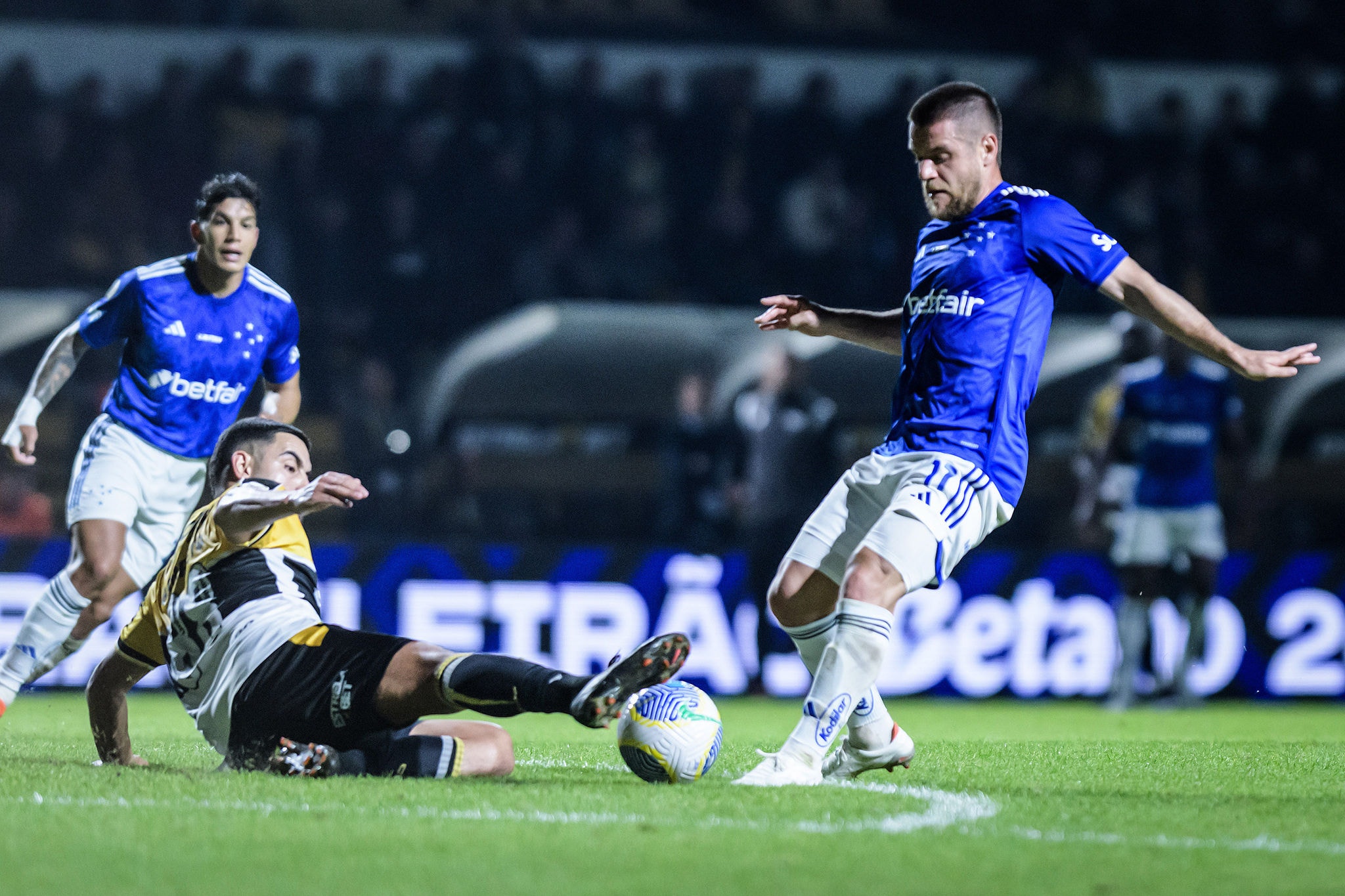 Ramiro em ação pelo Cruzeiro no jogo contra o Criciúma, pelo Brasileirão
