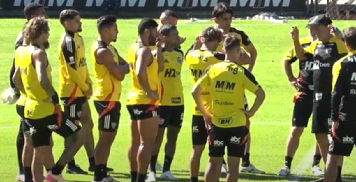 Cuca conversa com os jogadores durante treino na Cidade do Galo