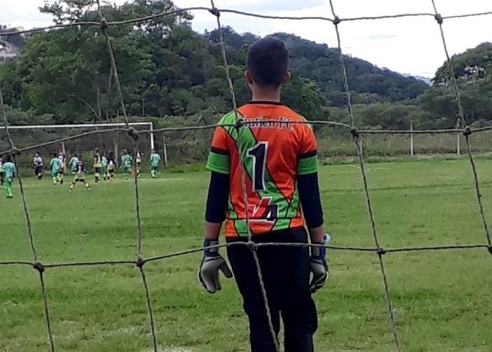 Bruninho, filho de Eliza, também joga como goleiro