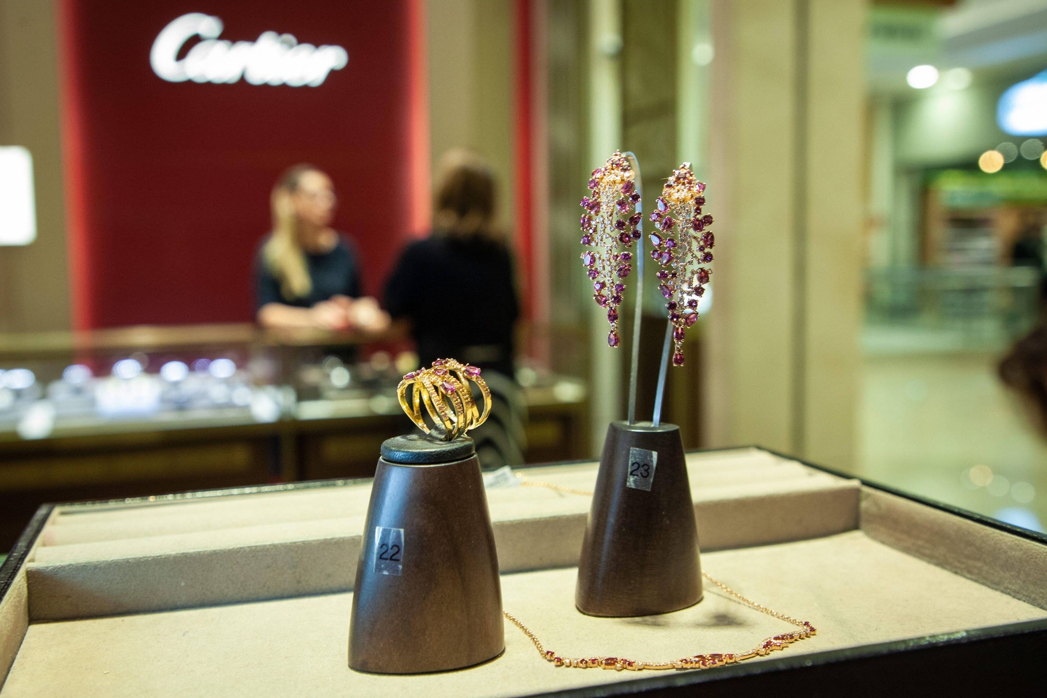 Demanda maior das classes mais altas impulsiona vendas da tradicional loja de joias, relógios e acessórios Manoel Bernardes