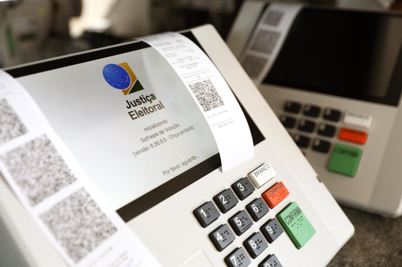 Procedimento de carga e lacração das urnas eletrônicas