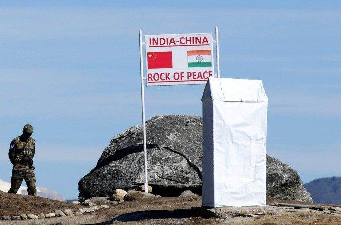 Militar indiano vigia a fronteira com a China